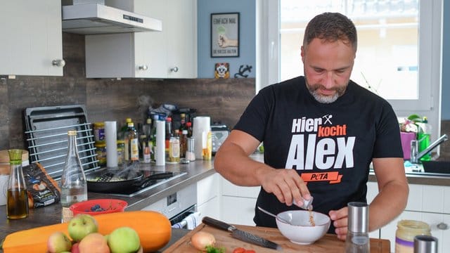 Alexander Flohr, Meister im Pflaster- und Straßenbauhandwerk, bereitet in der heimischen Küche ein veganes Gericht vor.