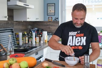 Alexander Flohr, Meister im Pflaster- und Straßenbauhandwerk, bereitet in der heimischen Küche ein veganes Gericht vor.