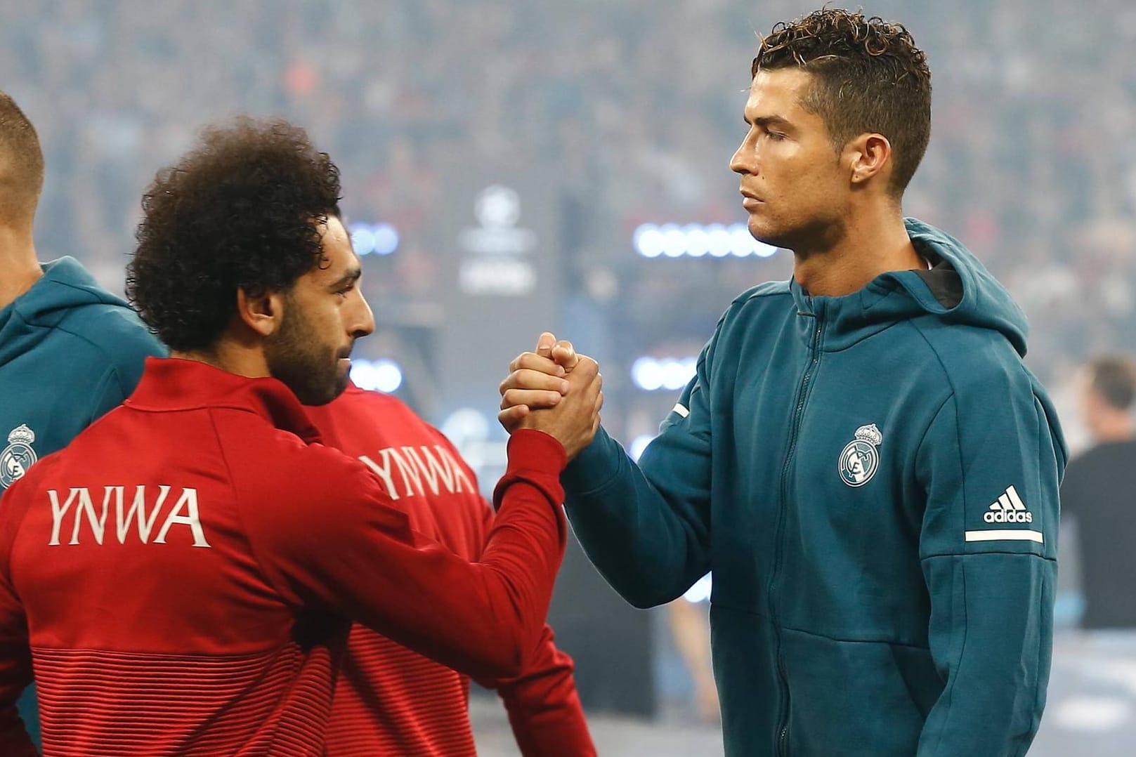 Mo Salah (l.) und Cristiano Ronaldo vor dem Champions-League-Finale: Beide konkurrieren nun um den Titel als bester Fußballer der Welt.