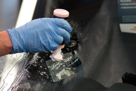 Steinschlag in der Frontscheibe: Kfz-Werkstätten oder Autoglas-Fachbetriebe können den Schaden reparieren.