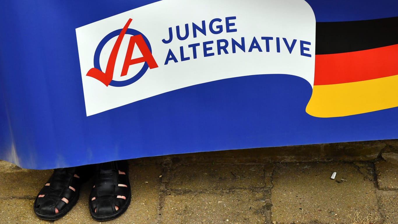 Die AfD-Jugendorganisation Junge Alternative wurde in Bremen und Niedersachsen vom Verfassungsschutz beobachtet: Nun sollen die Landesverbände der AfD-Jugend aufgelöst werden.