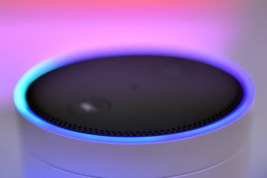 In dem hauseigenen Lautsprecher Echo steckt die Amazon-Software Alexa.