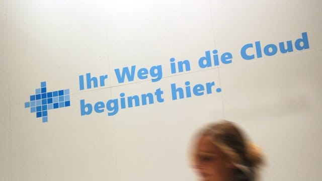 Eine Frau geht an einem Werbeslogan der Firma Microsoft zum Cloud Computing auf dem Messegelände in Hannover vorbei. Eine Frau geht an einem Werbeslogan der Firma Microsoft zum Cloud Computing auf dem Messegelände in Hannover vorbei.