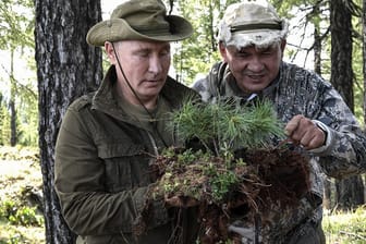 Wladimir Putin neben Verteidigungsminister Sergei Schoigu(Archivbild): Dieses vom Kreml zur Verfügung gestellte Bild zeigt den russischen Präsidenten in einer inzwischen fast gewohnten Pose – in der Wildnis, auf scheinbarer Entdeckungsreise.