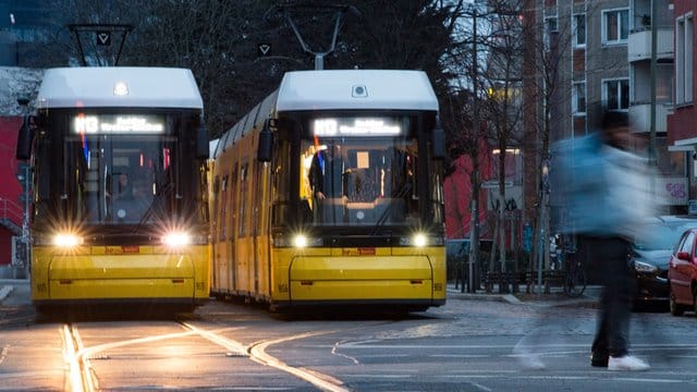 Mit Öffi können sich Android-Nutzer aktuelle Abfahrtszeiten oder Routen im öffentlichen Nahverkehr anzeigen lassen. Mit Öffi können sich Android-Nutzer aktuelle Abfahrtszeiten oder Routen im öffentlichen Nahverkehr anzeigen lassen.