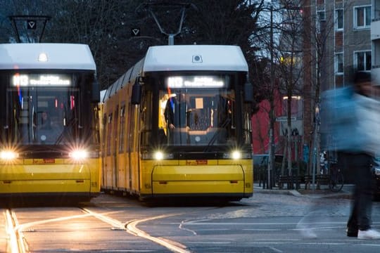 Mit Öffi können sich Android-Nutzer aktuelle Abfahrtszeiten oder Routen im öffentlichen Nahverkehr anzeigen lassen.