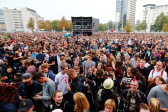 Das Konzertgelände in Chemnitz: Tausende Menschen sind zu dem Konzert gegen Rechts gekommen.