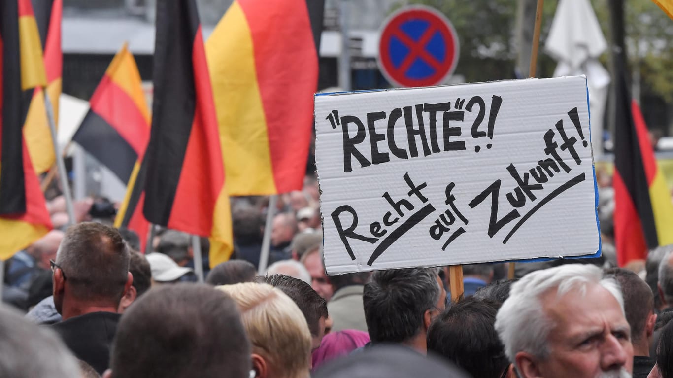 "Recht auf Zukunft": Teilnehmer der Pro-Chemnitz-Kundgebung, an der auch zahlreiche Rechtsextremisten teilnahmen.