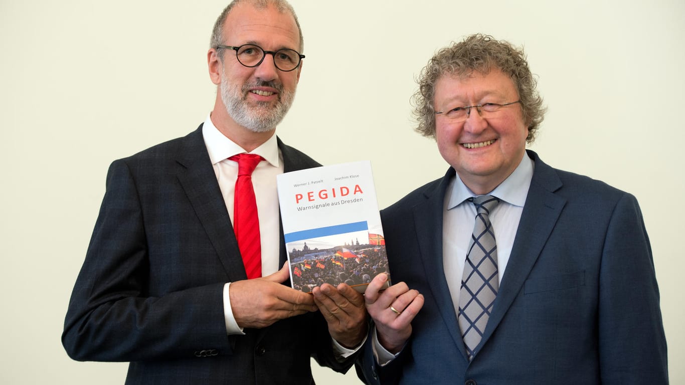 Joachim Klose (l.), Landesbeauftragter der Konrad-Adenauer-Stiftung in Sachsen, und der Politikwissenschaftler Werner Patzelt brachten 2016 das Buch "Pegida – Warnsignale aus Dresden" heraus.