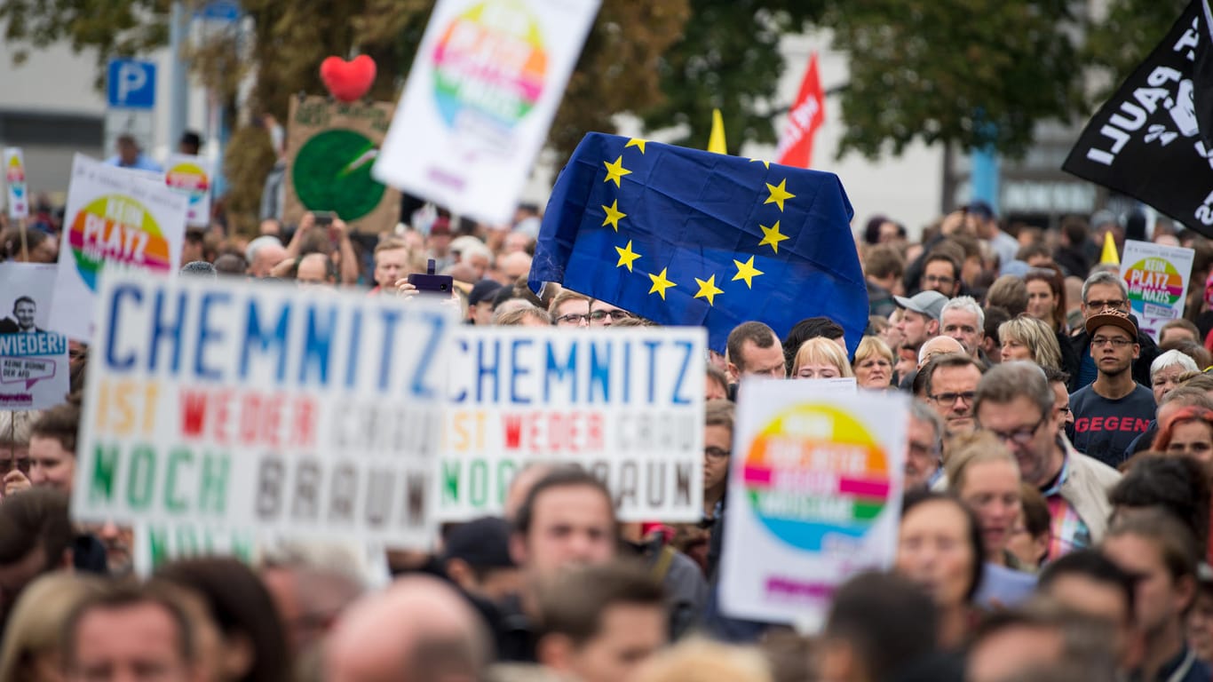 "Weder grau noch braun": Gegenkundgebung von linken Demonstranten am Samstag in Chemnitz.