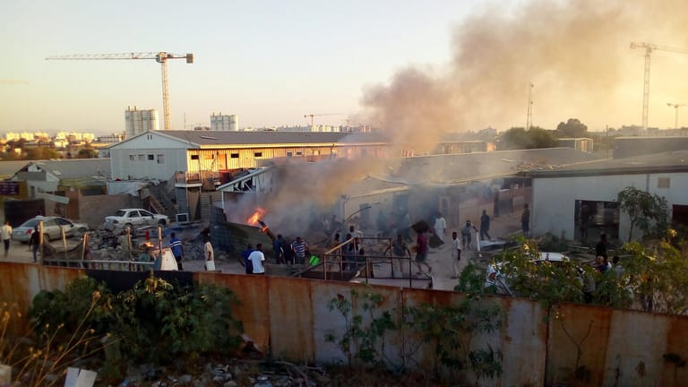 Bewohner der Stadt Tripolis beim Versuch, die durch Explosionen verursachten Schäden zu sichten: In jüngster Zeit wird die libysche Hauptstadt immer wieder zum Mittelpunkt kämpferischer Auseinandersetzungen.
