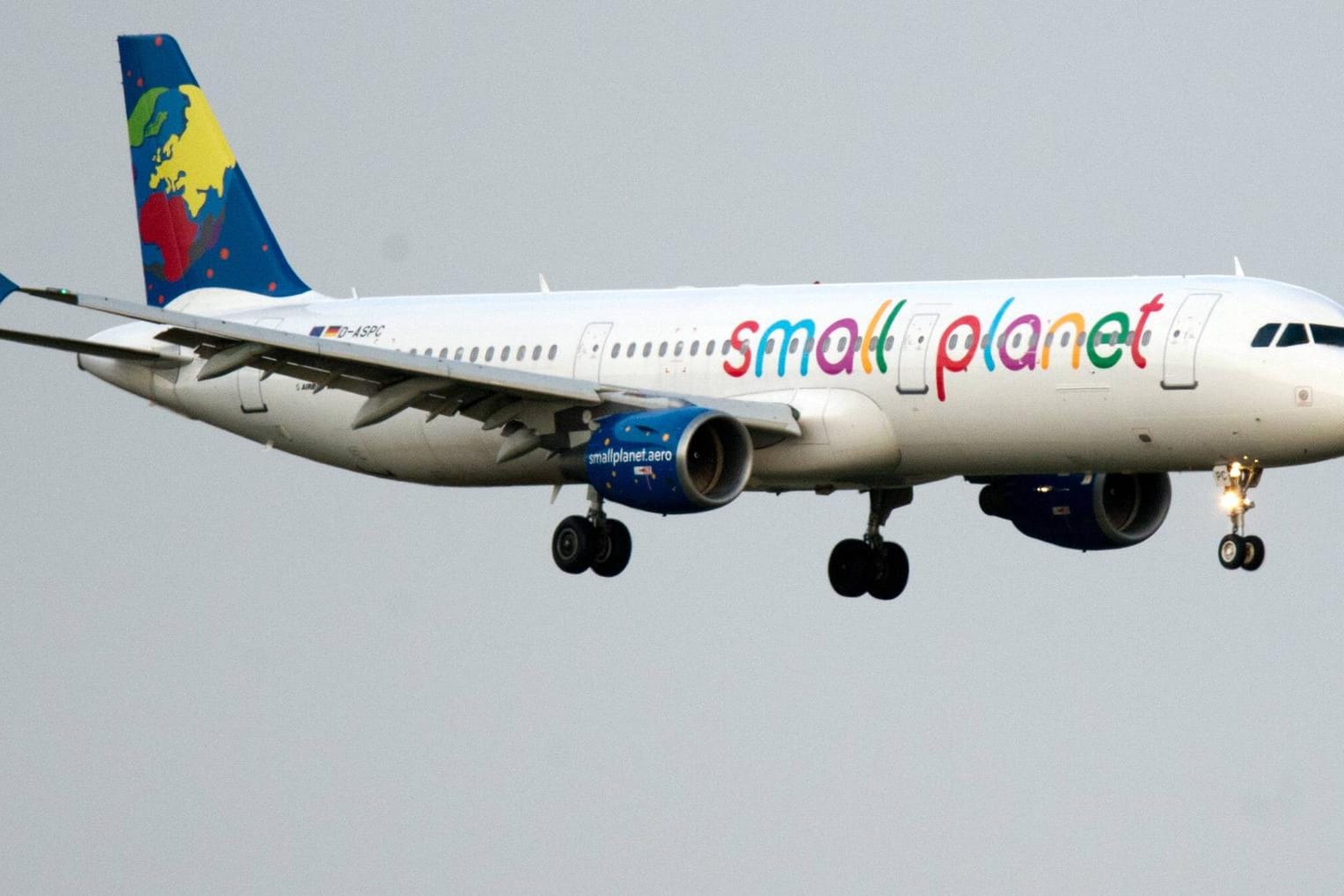 Ein Flugzeug der Small Planet Airlines (Archivbild): Die Airline ist in die Schlagzeilen geraten, weil sie Urlaubern in Ägypten erst mit 50 Stunden Verspätung Ersatz für einen ausgefallenen Flug bereitstellen konnte.