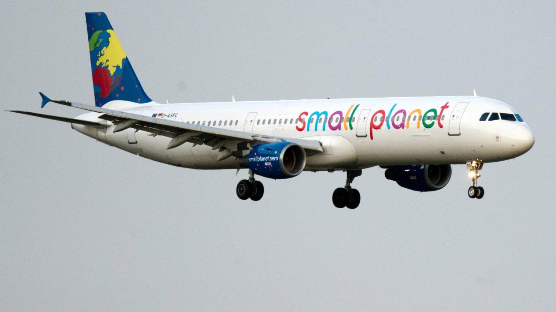 Ein Flugzeug der Small Planet Airlines (Archivbild): Die Airline ist in die Schlagzeilen geraten, weil sie Urlaubern in Ägypten erst mit 50 Stunden Verspätung Ersatz für einen ausgefallenen Flug bereitstellen konnte.