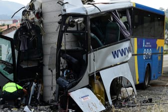 Die Unfallstelle in Nordspanien: Bei dem Unglück sind mindestens fünf Menschen ums Leben gekommen, 16 weitere wurden verletzt.