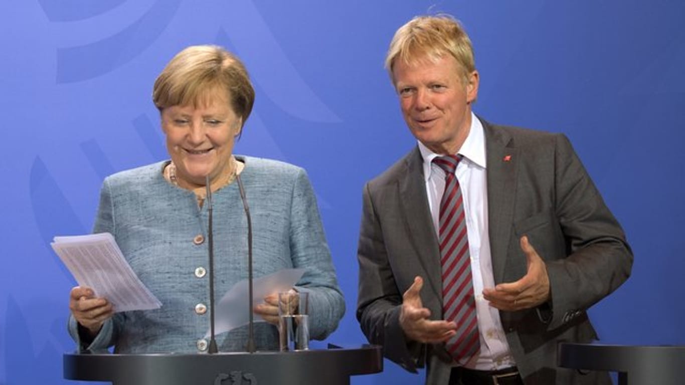 Bundeskanzlerin Angela Merkel und der DGB-Vorsitzende Reiner Hoffmann in Meseberg.