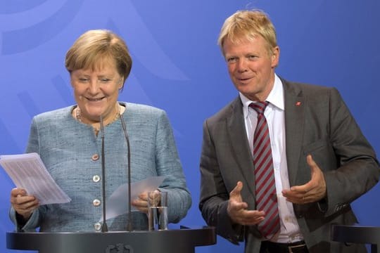 Bundeskanzlerin Angela Merkel und der DGB-Vorsitzende Reiner Hoffmann in Meseberg.
