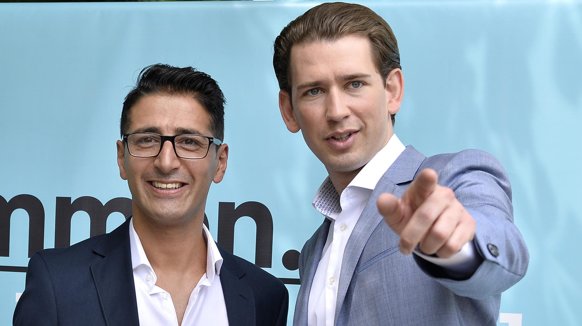 Efgani Dönmez und ÖVP-Chef Sebastian Kurz (r) während einer Pressekonferenz: Efgani ist aus der ÖVP-Parlamentsfraktion ausgeschlossen worden, weil er eine Staatssekretärin im Berliner Senat sexistisch beleidigt hat.