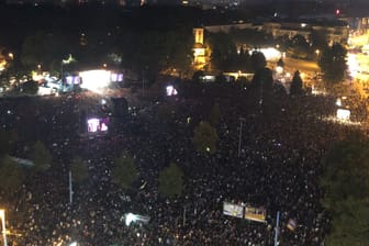 Riesenansturm beim #wirsindmehr-Konzert in Chemnitz: Auf 65.000 hat die Stadt Chemnitz die Teilnehmerzahl geschätzt.