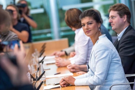 Sahra Wagenknecht, Vorsitzende der Partei Die Linke, stellt in der Bundespressekonferenz offiziell die Bewegung "Aufstehen" vor.