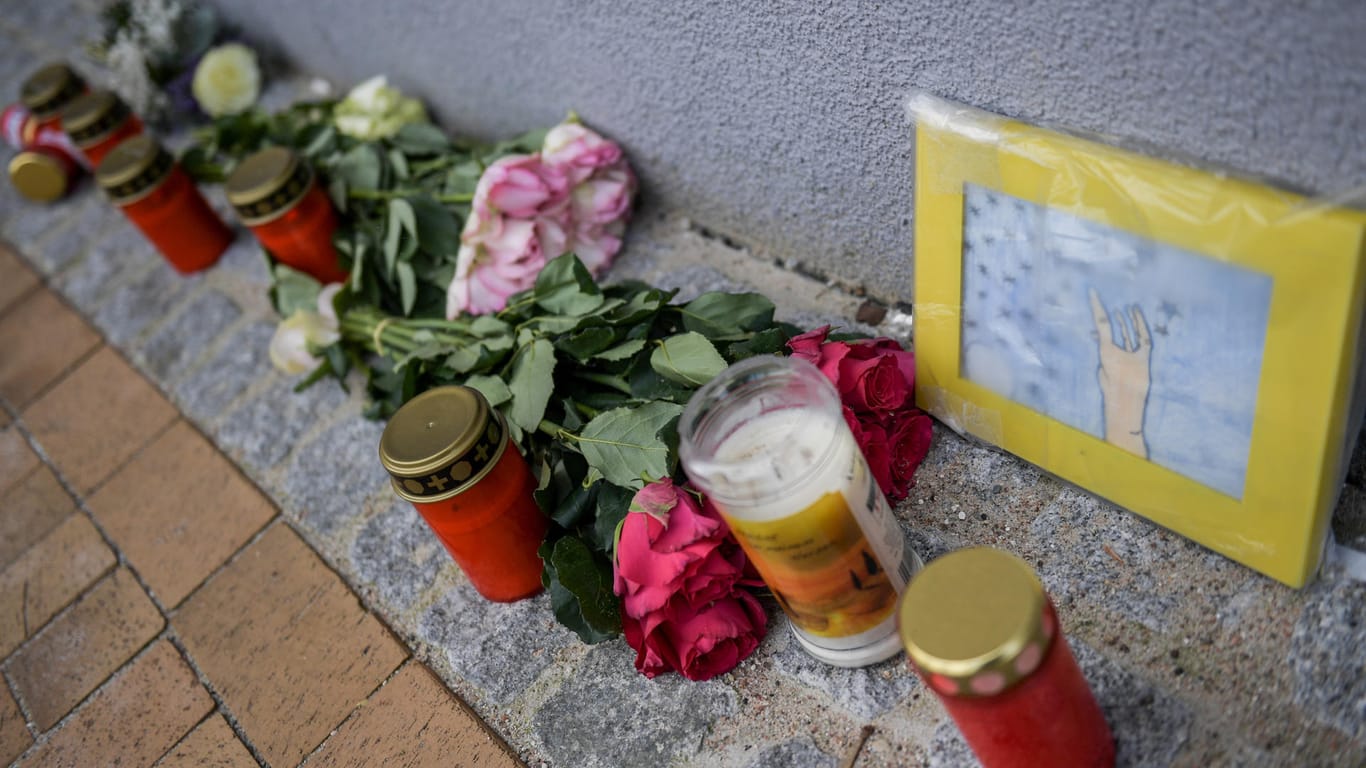 Blumenkränze und Grabkerzen liegen vor einem Haus in dem die 17-Jährige getötet wurde. Das aus Afghanistan stammende Flüchtling soll die Teenagerin aus Eifersucht ermordet haben, glaubt die Staatsanwaltschaft.
