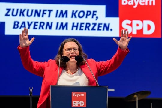 Andrea Nahles, SPD-Parteivorsitzende, spricht beim politischen Frühschoppen auf dem Volksfest Gillamoos.