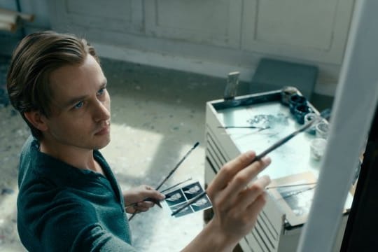 Liebe und Kunst: Tom Schilling spielt den Maler Kurt Barnert.