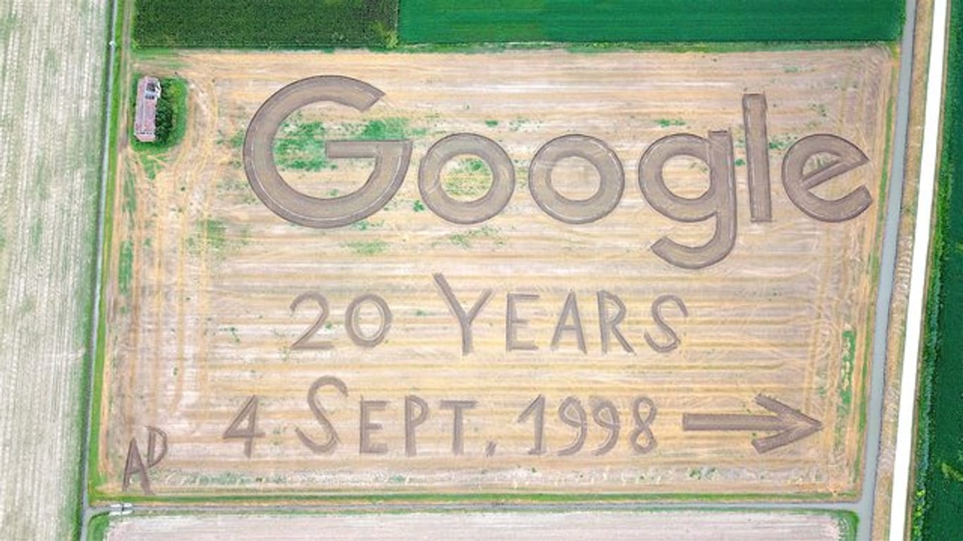 Der Schriftzug von Google und der Hinweis auf das 20-jährige Bestehen des Internet-Konzerns ist auf einem abgeernteten Weizenfeld in Italien zu sehen.