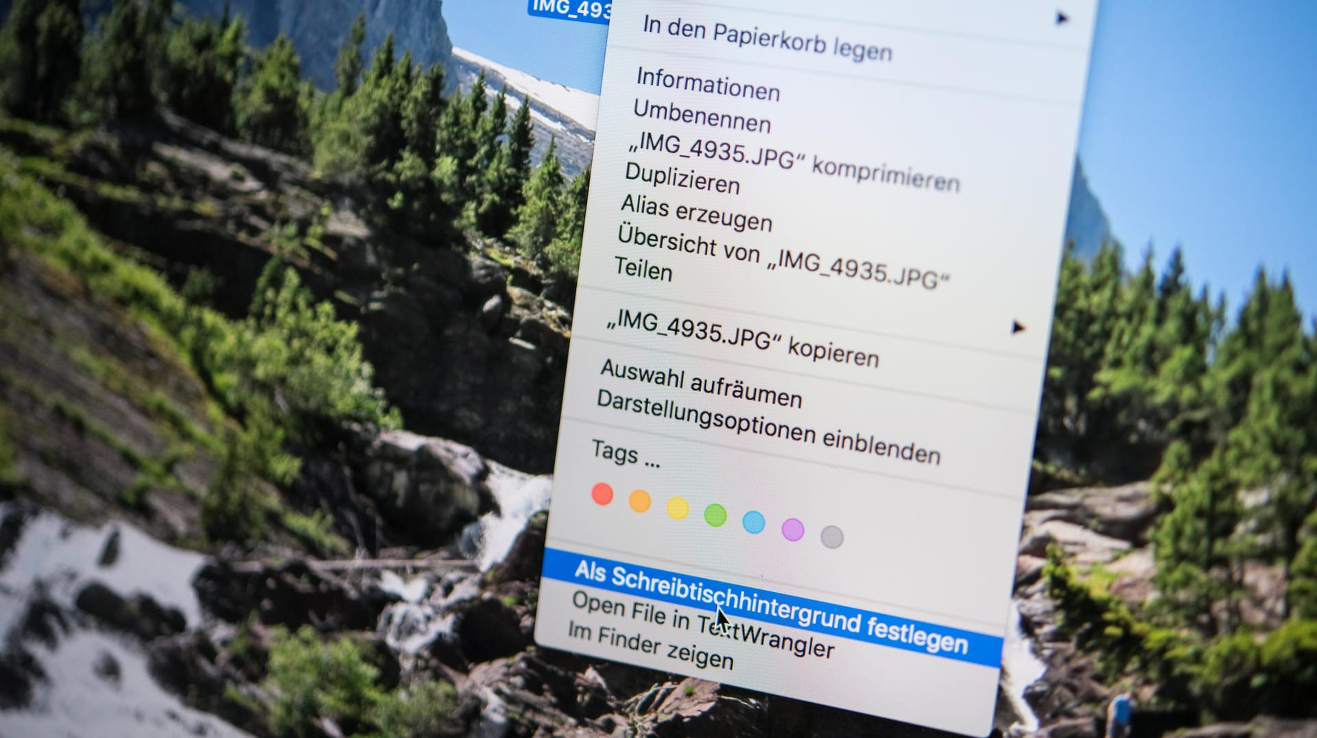 Bildschirmhintergrund festlegen unter MacOS: Wer den ganzen Tag auf den Rechner starrt, kann sich zumindest an einem individuellen Hintergrundbild erfreuen.