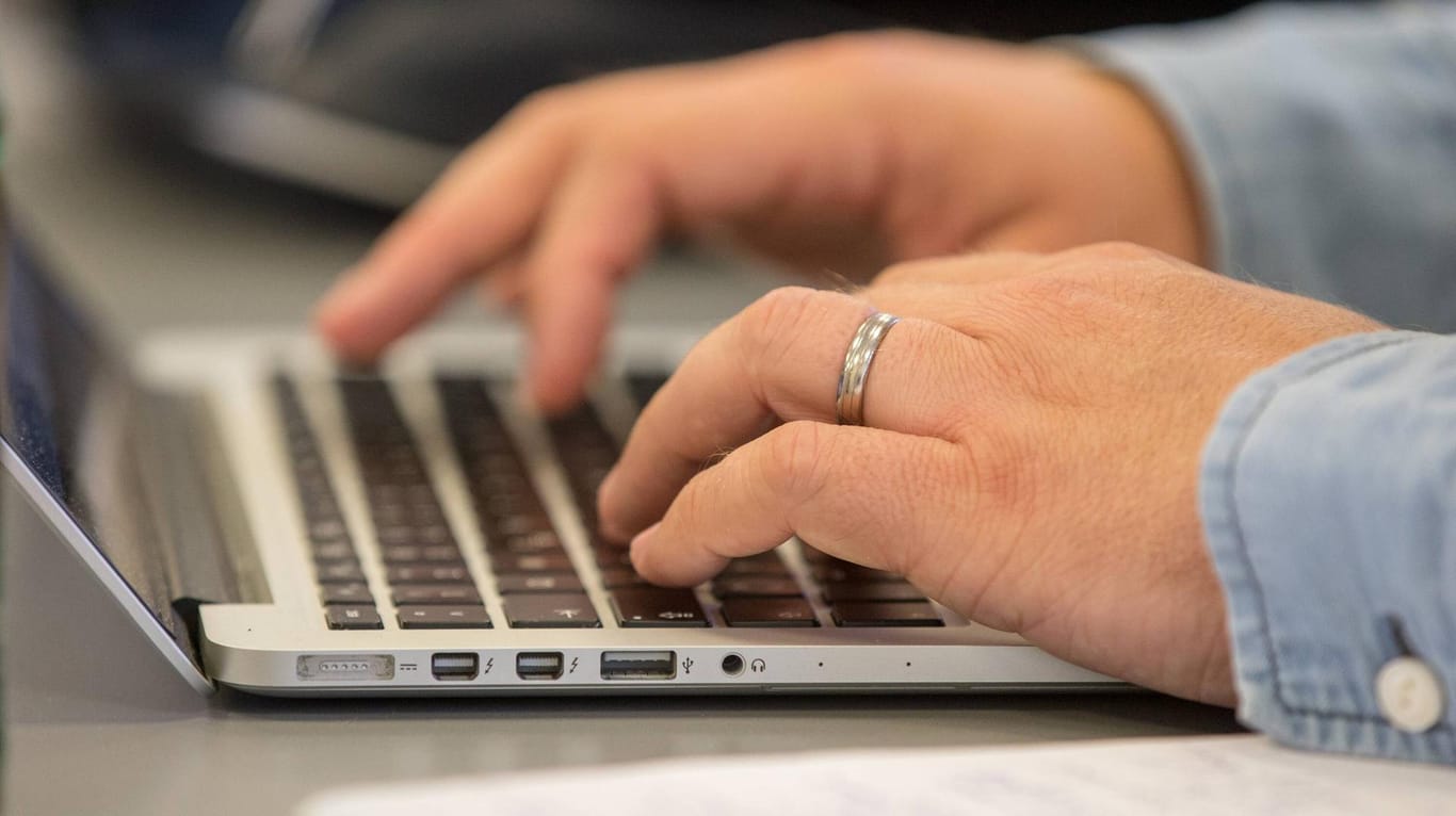 Ein Mann tippt auf einer Macbook-Tastatur: Nützliche Funktionen erleichtern MacOS-Nutzern die Arbeit.