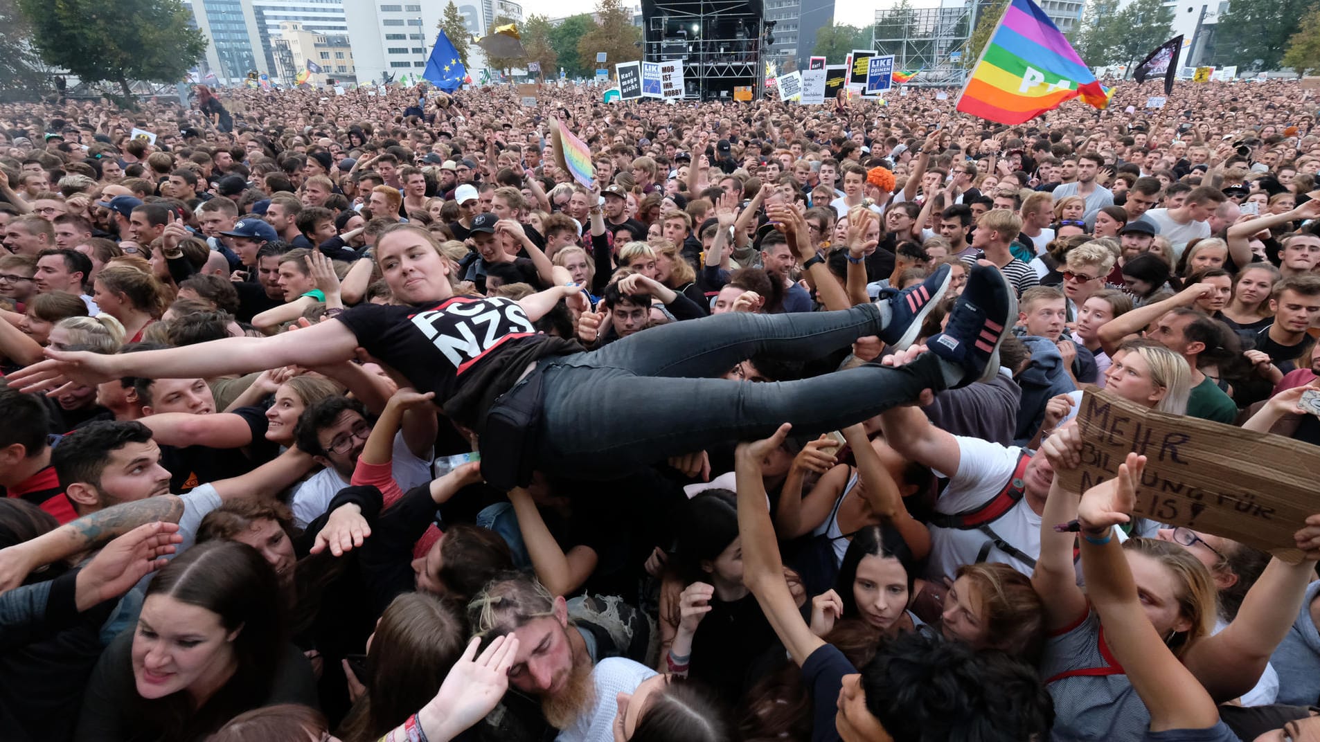 Viele Menschen folgten dem Aufruf. Stadtverwaltung und Veranstalter bezifferten die Zahl der Besucher auf 50.000, Tote-Hosen-Sänger Campino sprach am Ende des Konzerts sogar von 70.000.