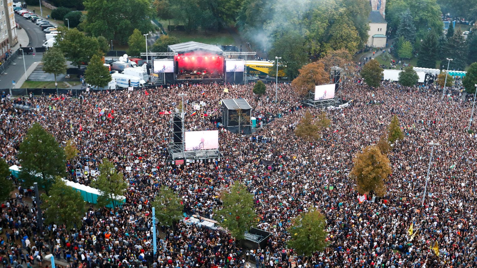 Das Konzert aus der Vogelperspektive: Rund 65.000 Menschen kamen zu dem Großkonzert gegen Rassismus nach Chemnitz.