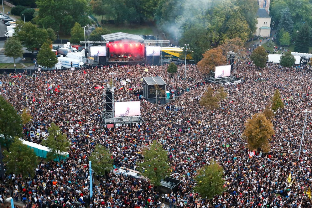 Das Konzert aus der Vogelperspektive: Rund 65.000 Menschen kamen zu dem Großkonzert gegen Rassismus nach Chemnitz.