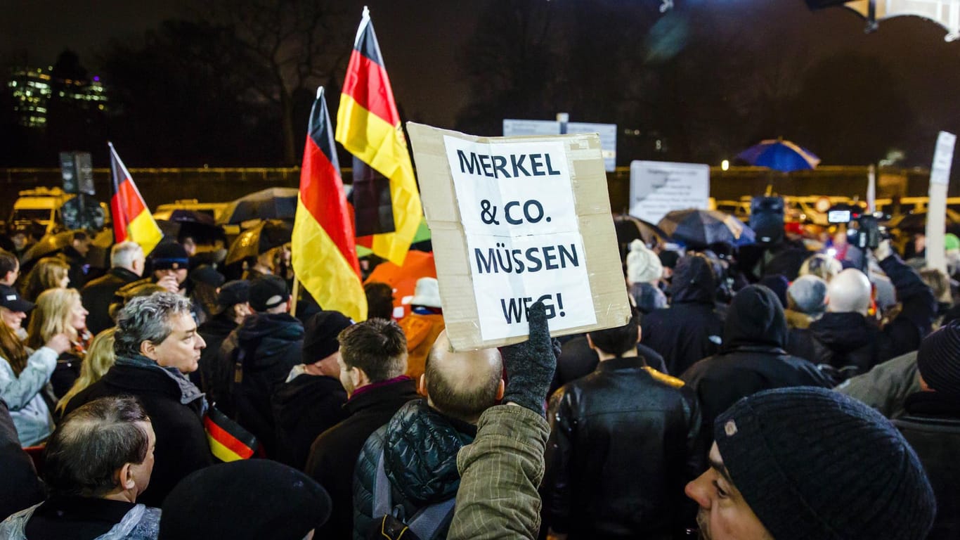 Teilnehmer der "Merkel muss weg"-Kundgebung im März am Bahnhof Dammtor in Hamburg.