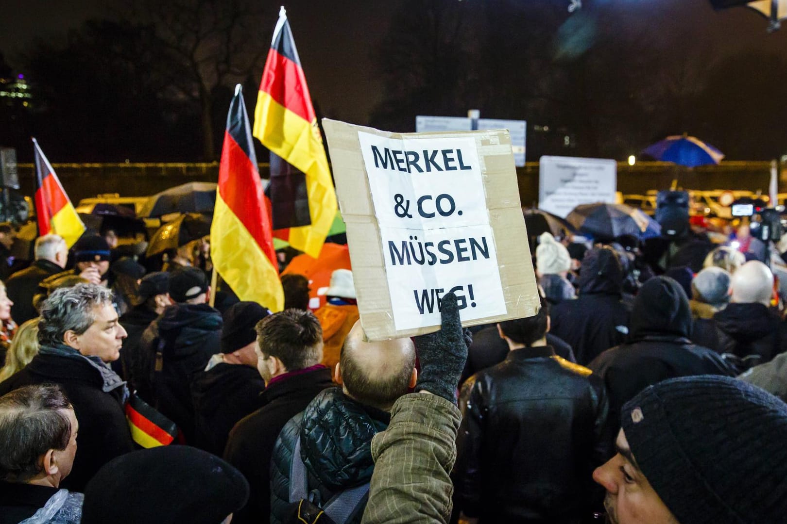 Teilnehmer der "Merkel muss weg"-Kundgebung im März am Bahnhof Dammtor in Hamburg.