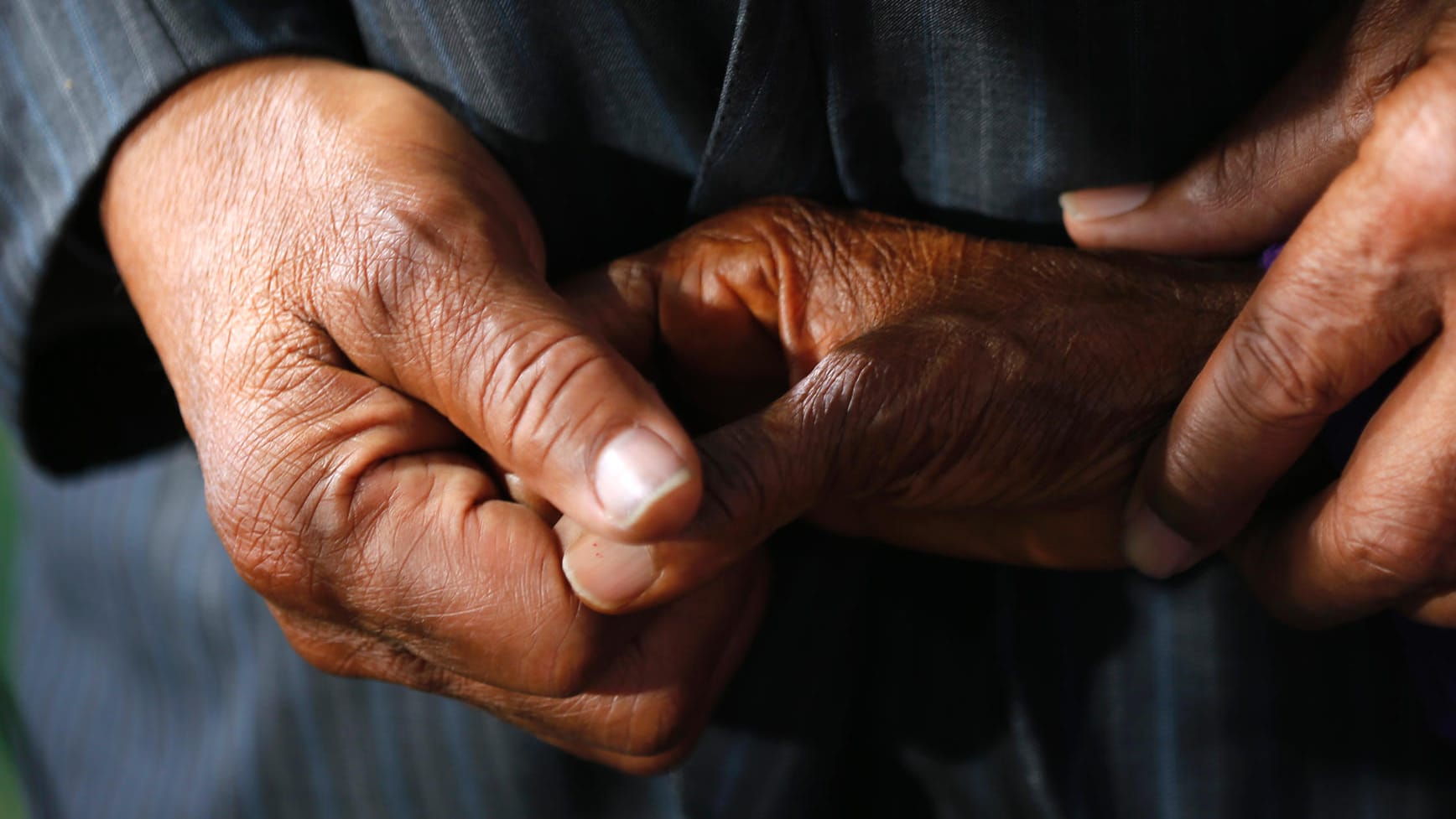 Hand in Hand: Liebevolle Unterstützung eines Partners kann Patienten bei der Genesung helfen. (Symbolfoto)