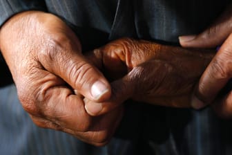 Hand in Hand: Liebevolle Unterstützung eines Partners kann Patienten bei der Genesung helfen. (Symbolfoto)