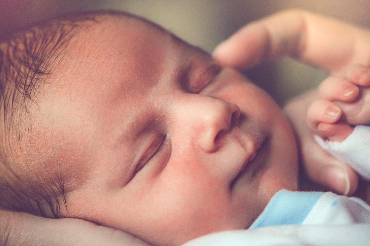 Neugeborenes: Familienmitglieder stritten auf einer Entbindungsstation um das Recht, wer das Baby zuerst auf den Arm nehmen darf.