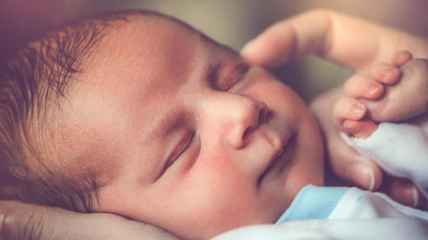Neugeborenes: Familienmitglieder stritten auf einer Entbindungsstation um das Recht, wer das Baby zuerst auf den Arm nehmen darf.