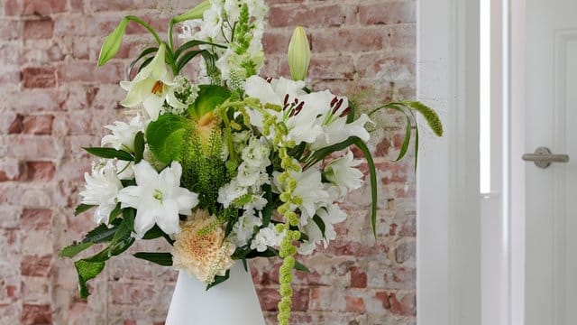 Lilien lassen sich gut mit Rittersporn, Chrysanthemen und grünem Amarant zu einem Strauß kombinieren.