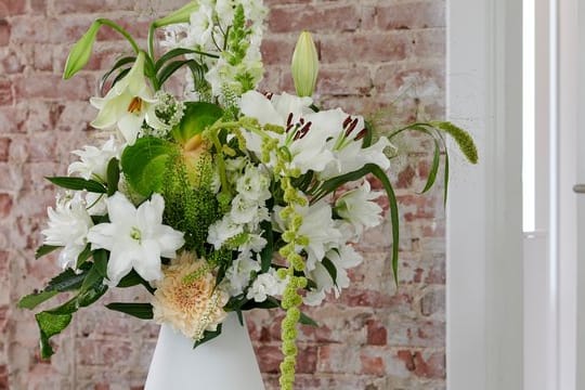 Lilien lassen sich gut mit Rittersporn, Chrysanthemen und grünem Amarant zu einem Strauß kombinieren.