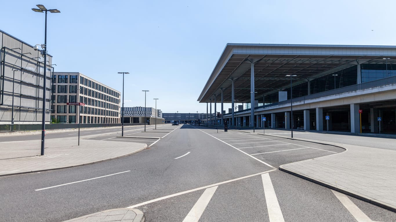 Der Flughafen Berlin-Brandenburg: Die Eröffnung des BER sollte am 3. Juni 2012 stattfinden. Doch das Flughafengelände steht still.