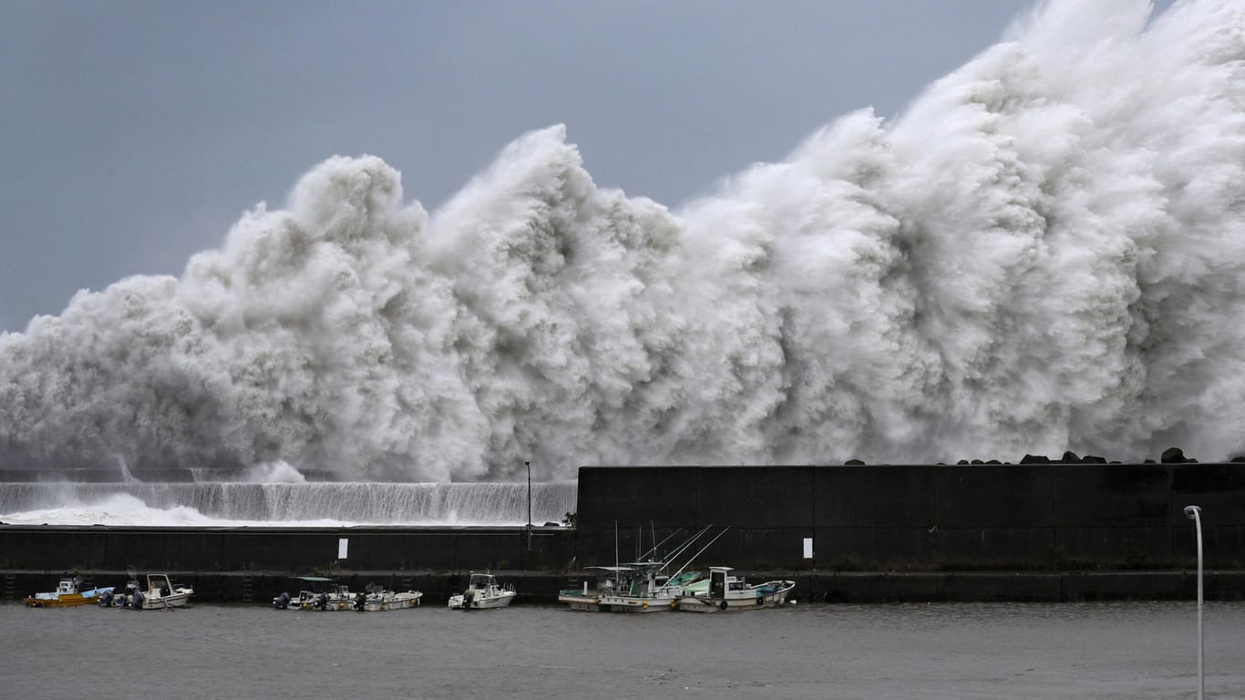 Mit Windgeschwindigkeiten von bis zu 216 Kilometern in der Stunde trifft der Taifun die Küste.