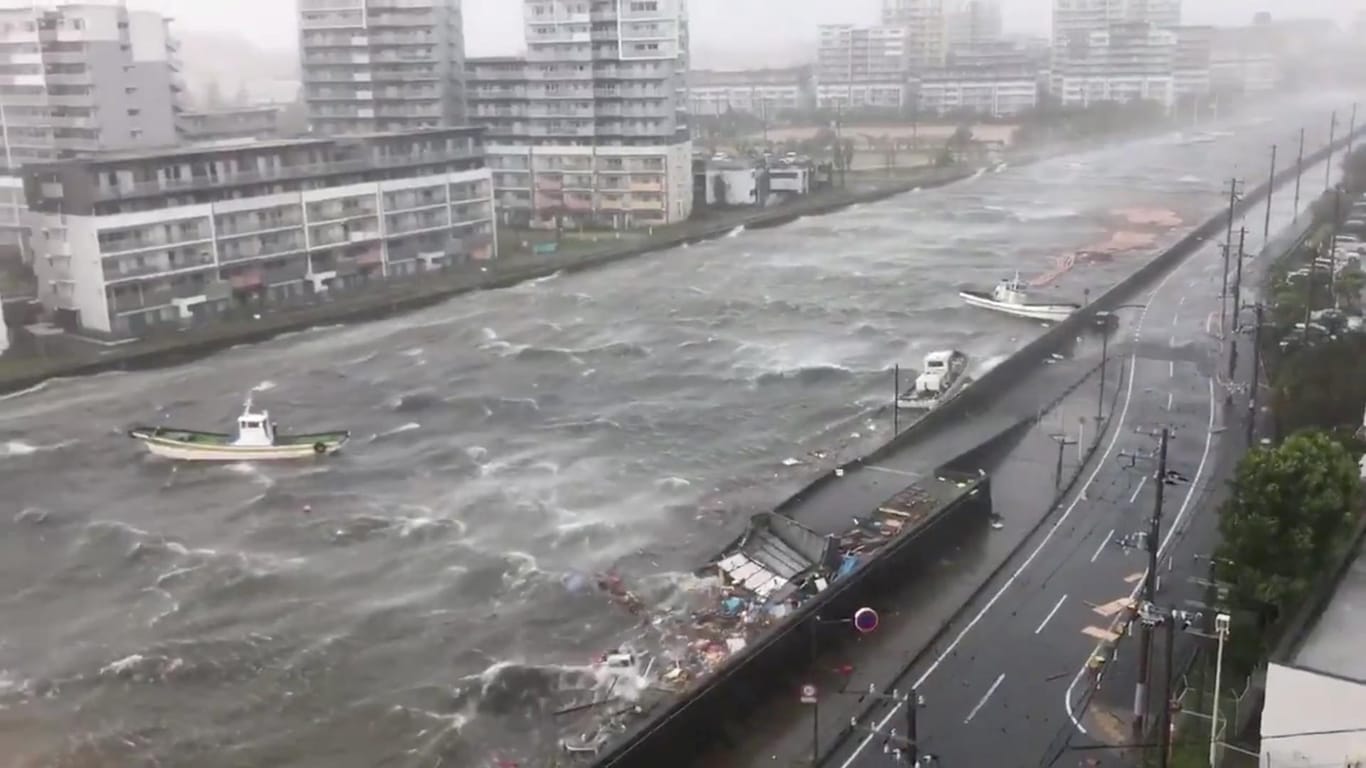 Der Taifun trifft Japans Westküste: Ein im Sturm abgetriebener Tanker soll gegen eine Brücke geprallt sein, berichten örtliche Medien.