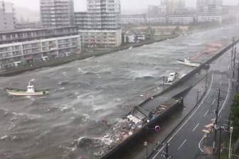 Der Taifun trifft Japans Westküste: Ein im Sturm abgetriebener Tanker soll gegen eine Brücke geprallt sein, berichten örtliche Medien.