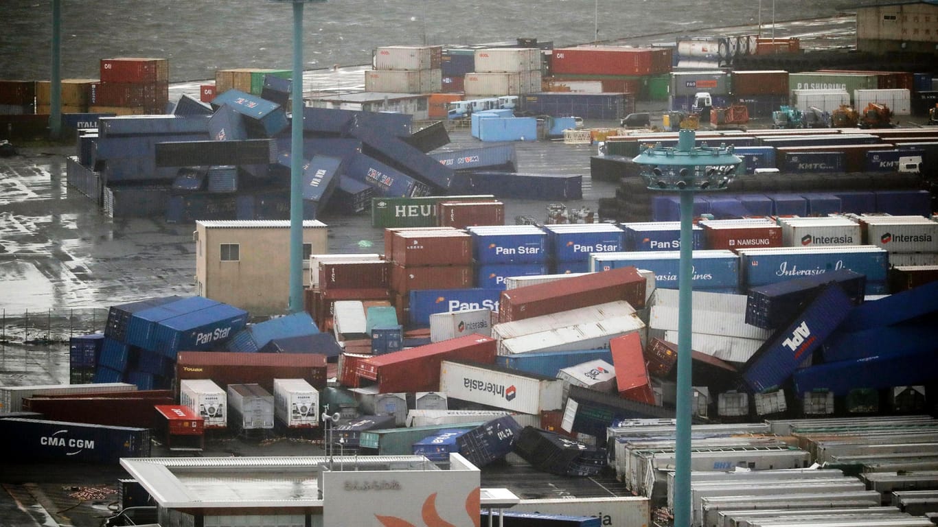 Umgestürzte Container liegen in der Nähe eines Hafens: "Jebi" ist der stärkste Taifun seit 25 Jahren.