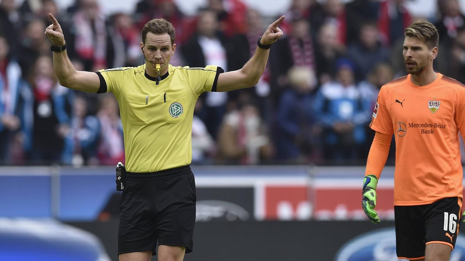 Sorgt besonders im Stadion für Emotionen: Der Einsatz des Video-Assistenten.