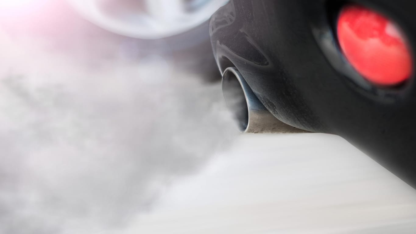 Qualm aus dem Auspuff: Neuwagenkäufer sollten ab September darauf achten, ob ein geeigneter Filter im Benziner verbaut wurde.