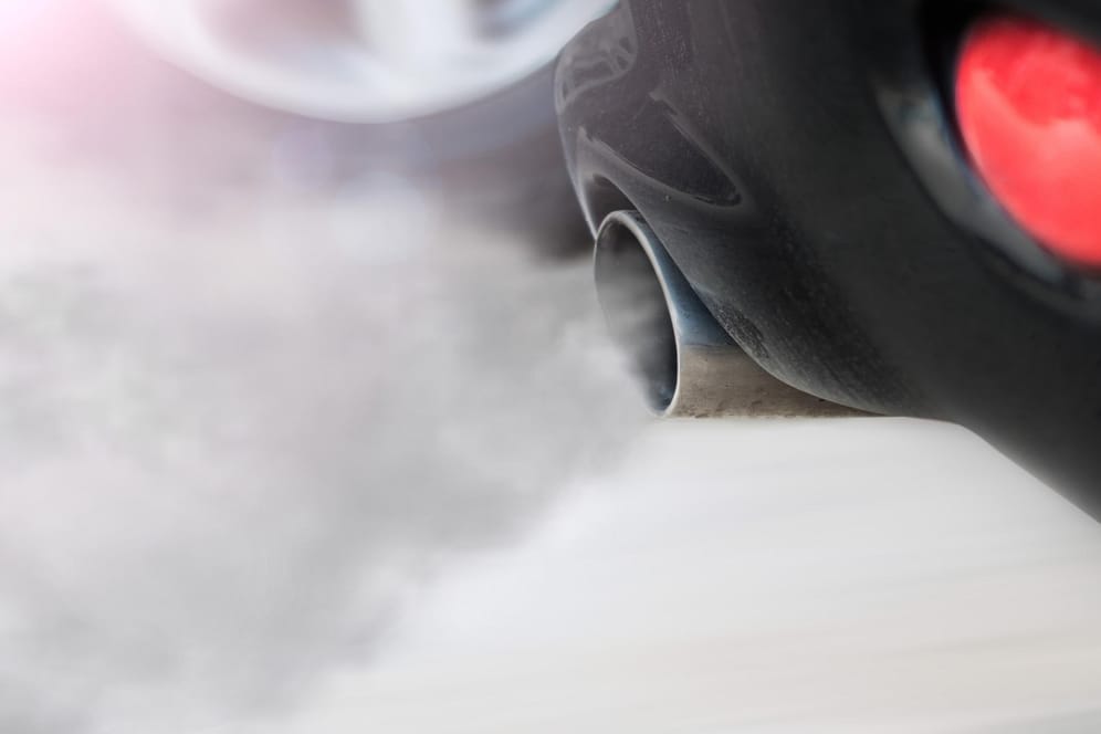 Qualm aus dem Auspuff: Neuwagenkäufer sollten ab September darauf achten, ob ein geeigneter Filter im Benziner verbaut wurde.