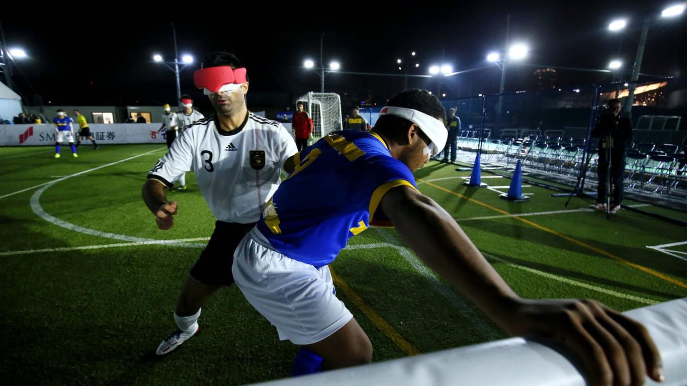 Blindenfußball-WM 2014: Serdal Celebi (l.) im Zweikampf mit dem Brasilianer Eduardo Junior de Oliverira.