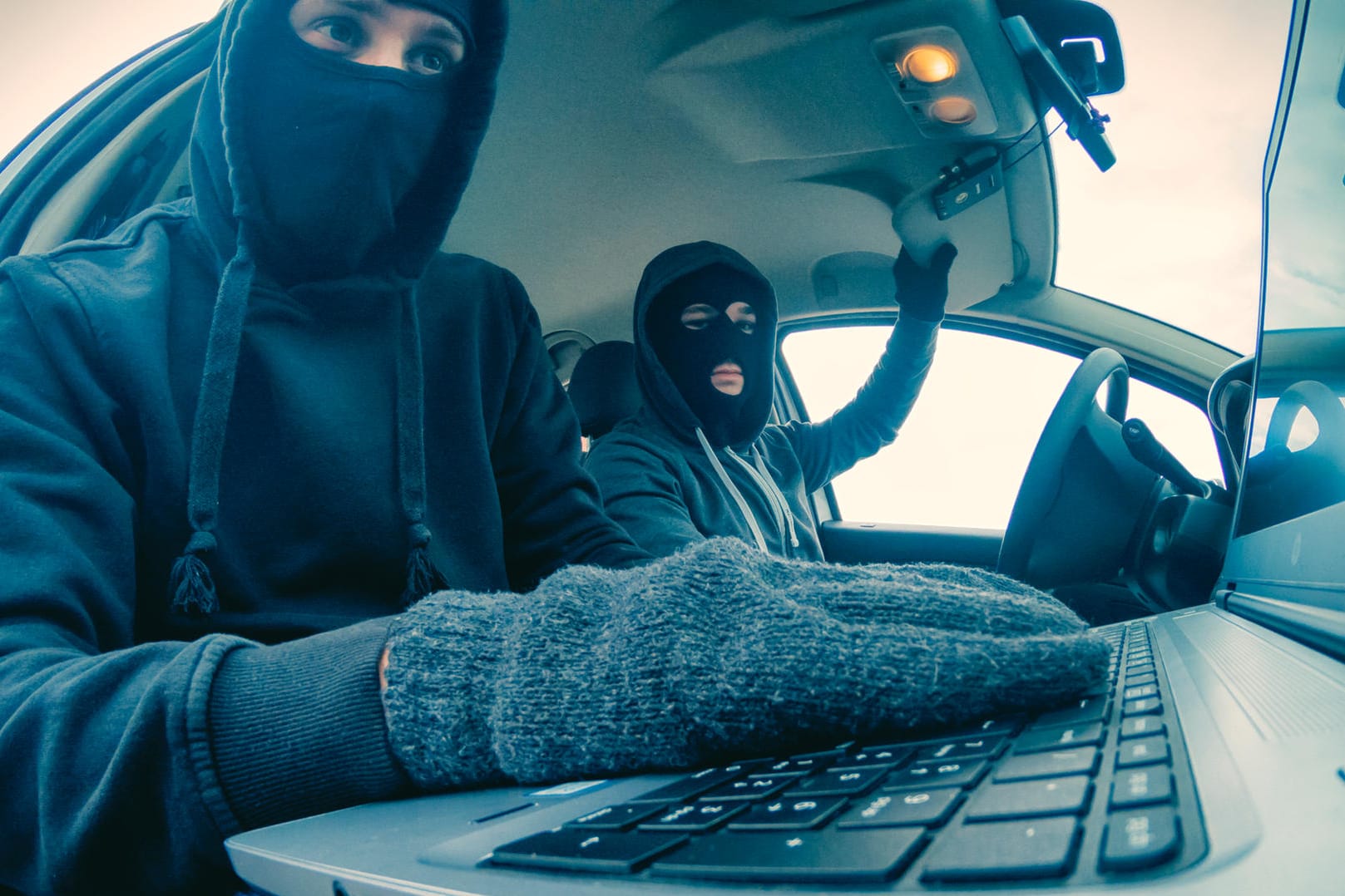 Autodiebe: Brechstange, Schraubenzieher oder Dietrich – so verschaffen sich Kleinkriminelle den Zugang zum Auto. Profis kommen längst mit dem Computer daher.